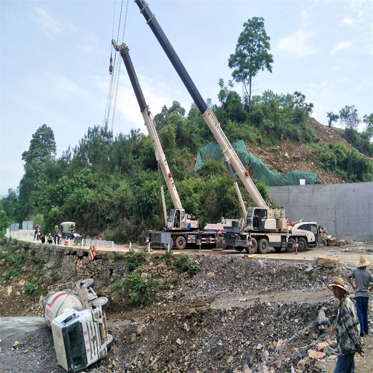 云梦汽车掉沟里叫吊车救援要多少钱